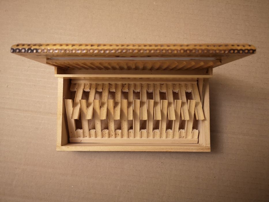 Продавам дървена гравирана табакера за 40 цигари.