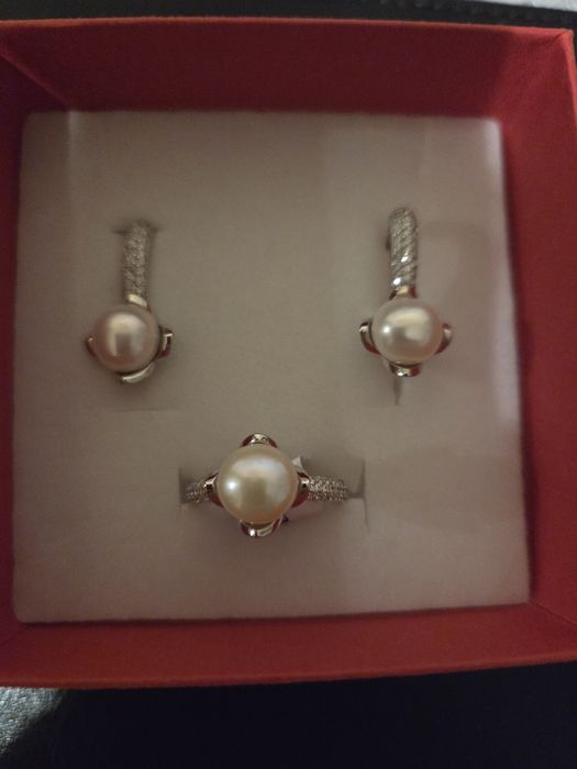 Продается серебро с жемчугом 925 пробы