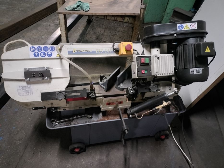 Fierăstrău cu banda pentru metale