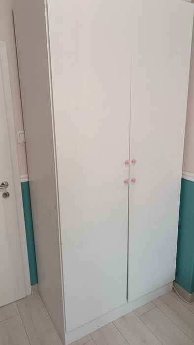 Двукрилен гардероб