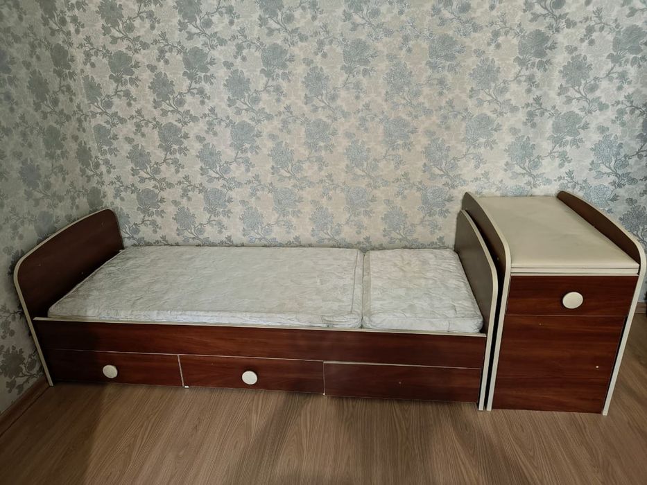 Детская кровать с раздвижными полками