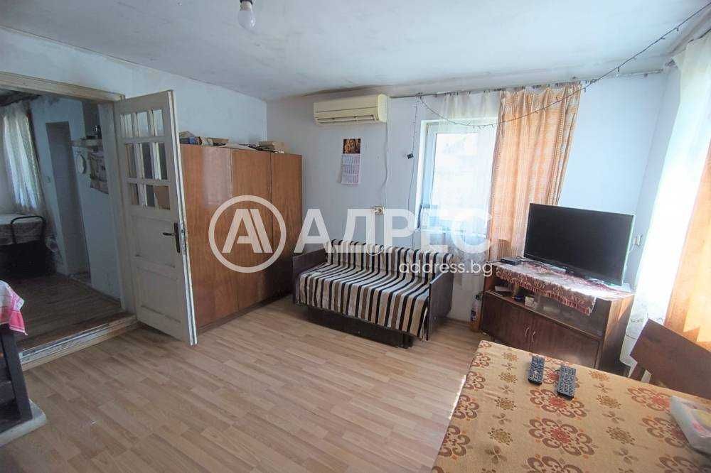 Къща в централната част на с. Топчии