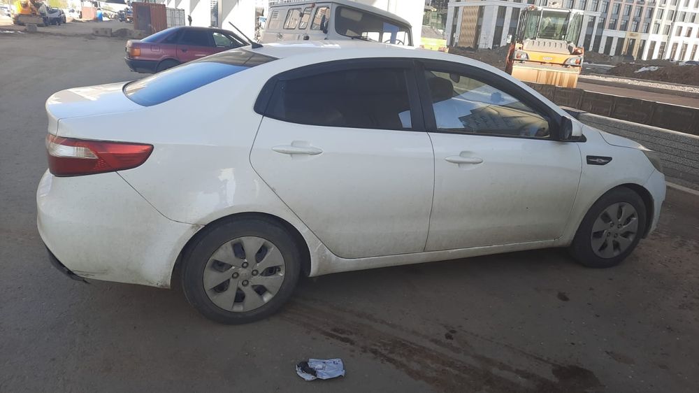 Машина Киа Рио 2013