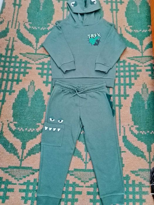 Compleu copii nou cu eticheta.