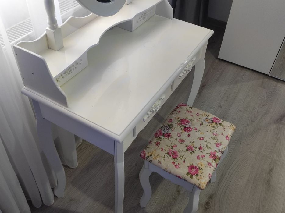 Vând masa de machiaj.