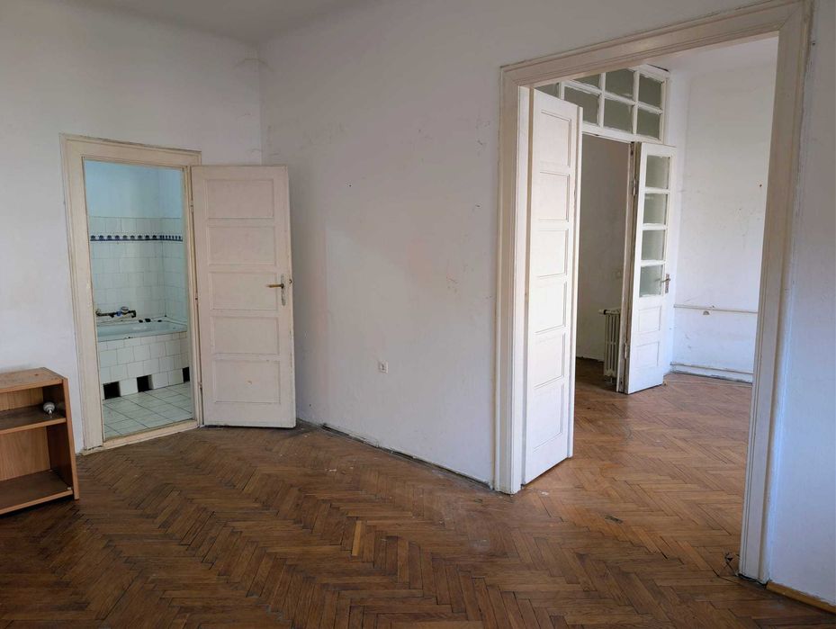 Vand apartament central cu 3 camere pe Str Independentei