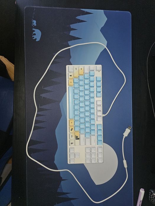 Tastatură mecanică QwertyKey albastra și alb cu switchuri rosi