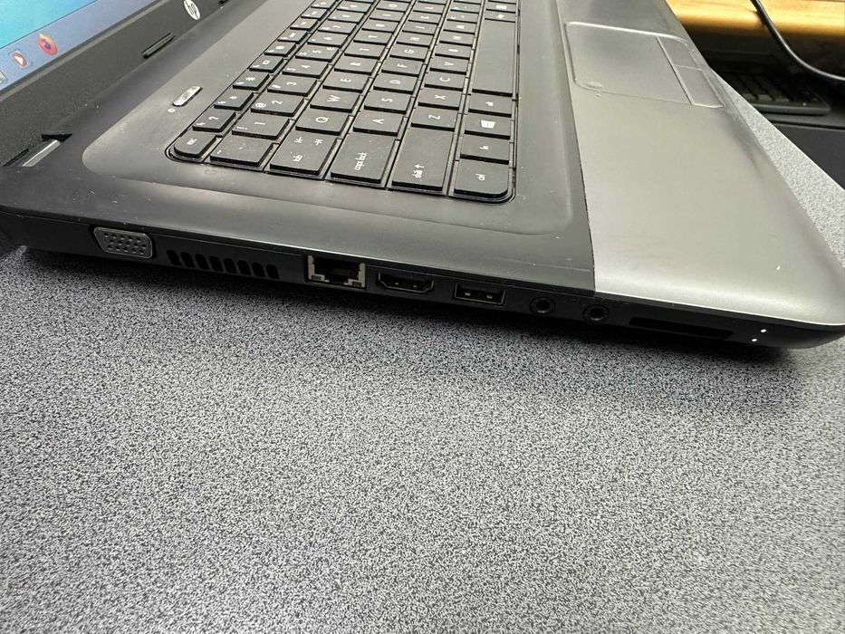 Laptop hp amd radeon de culoare gri