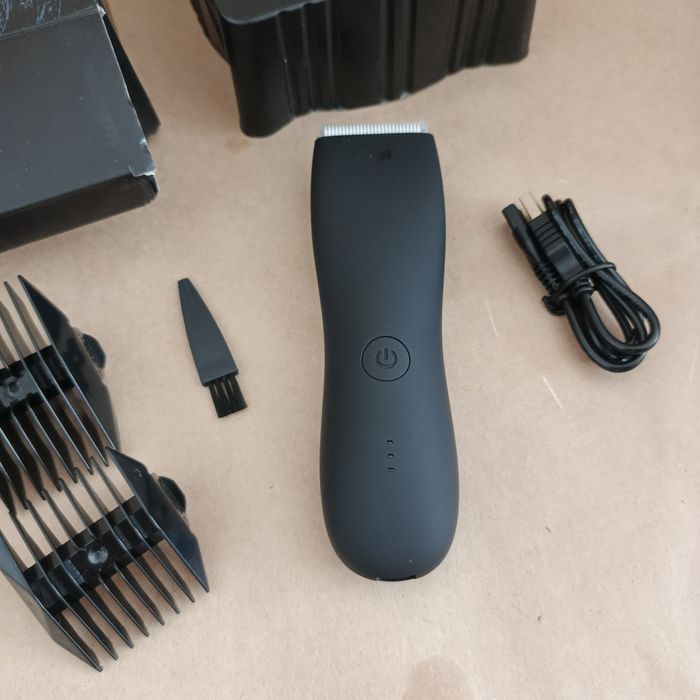 Aparat profesional de tuns / ras (trimmer)
BODY HAIR TRIMMER