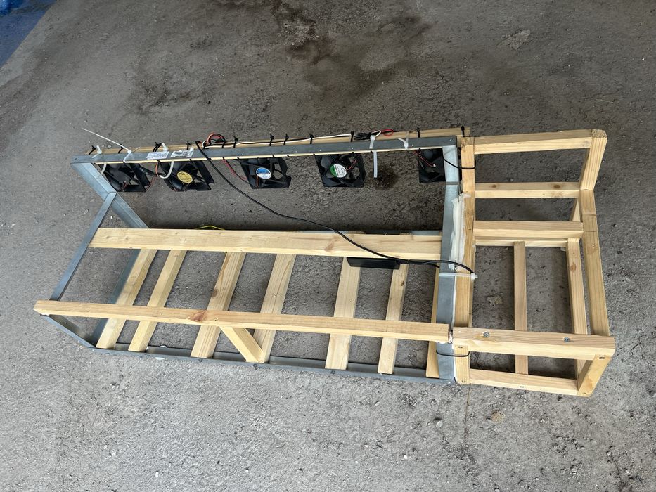 Майнинг риг със охлаждане