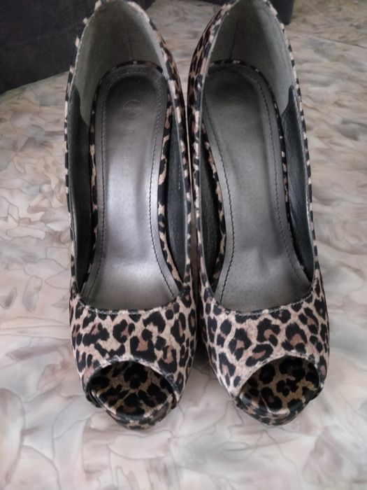 Продам женские туфли