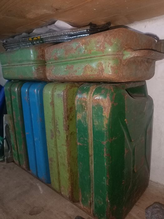 В продаже канистры 20 л. СССР.