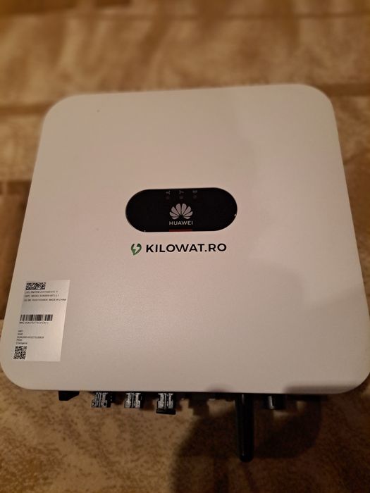 Vând invertor hibrid