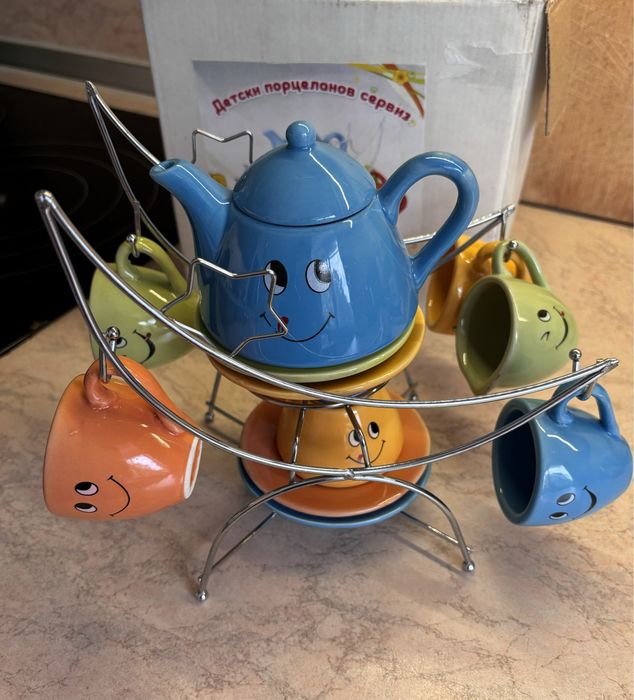 Детски порцеланов сервиз за чай със стойка