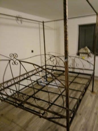 Pat din metal cu elemente din fier forjat