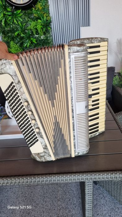Vând 2 acordeone