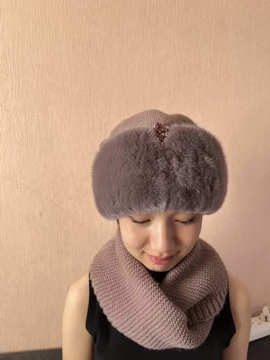 Норковая шапка со стразами