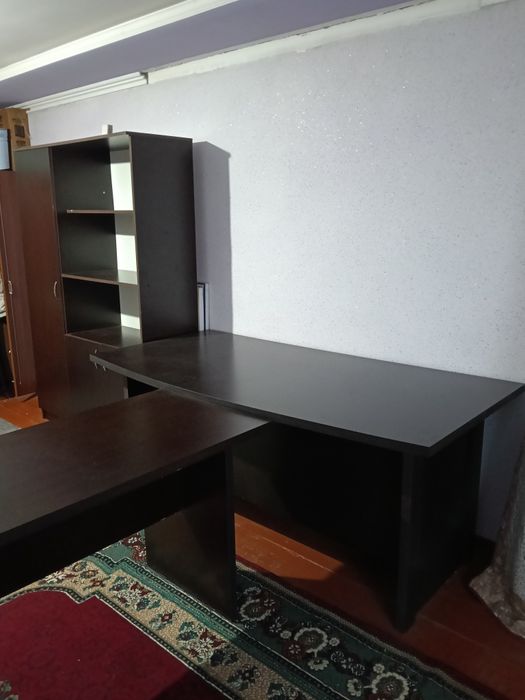 Ofisniy mebel deyarli yangi