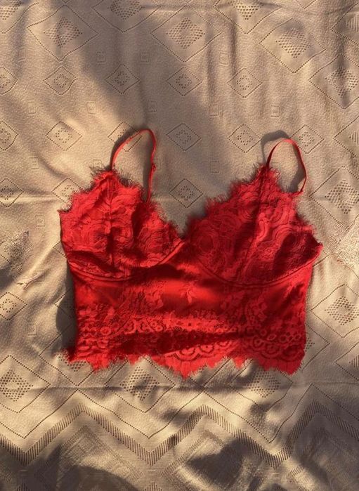 Top roșu ,dantela