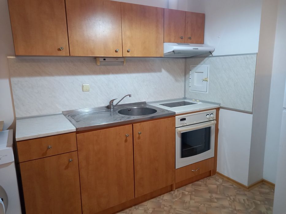 Кухненско обзавеждане с печка, котлони, мивка и аспиратор