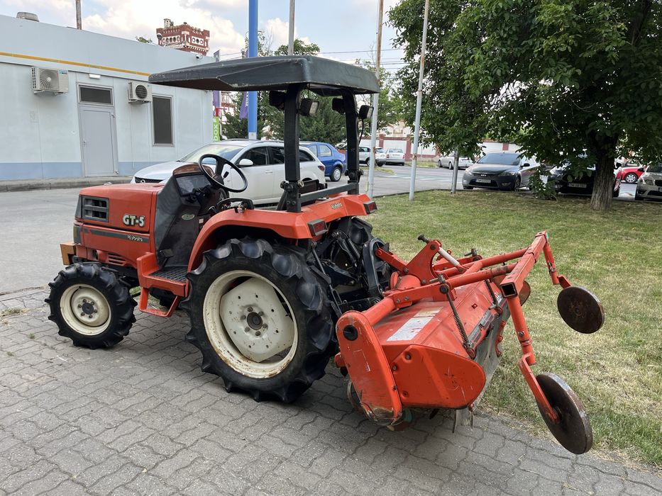 Tractor 4x4 Kubota GT 5 + freza
