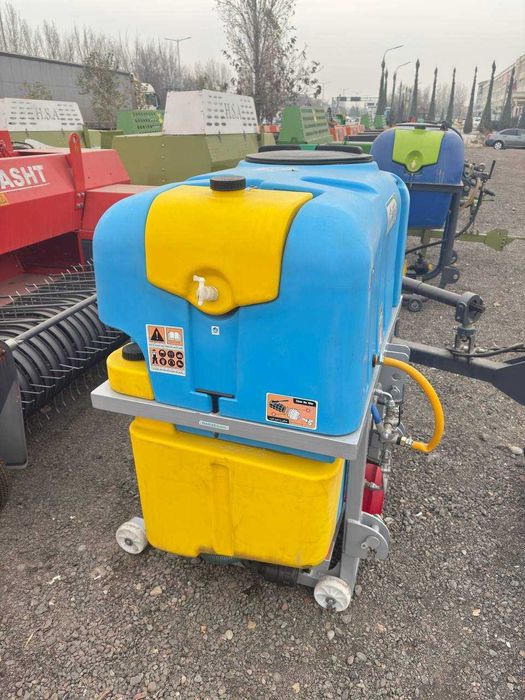 Штанговый опрыскиватель 600 литров производство Италия