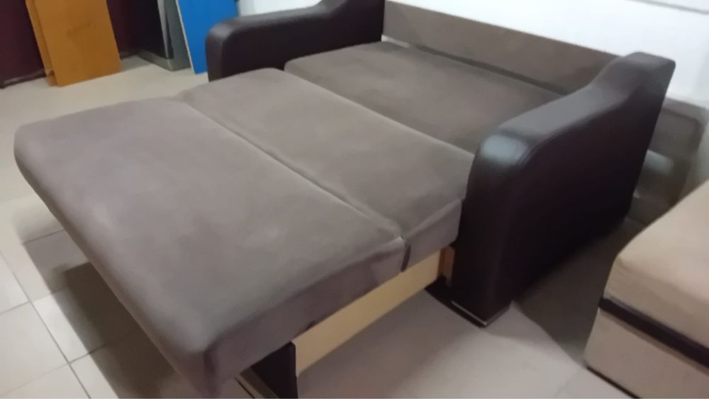 Canapea extensibila cu loc pentru haine