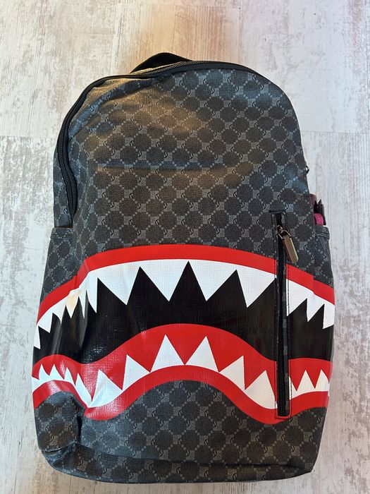 Продавам раница за училище