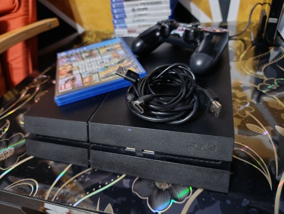 Vând PlayStation 4, 1 controler+66 de jocuri in cont.