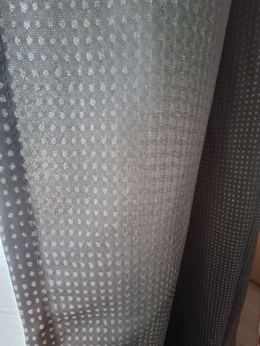 Draperii de culoare gri petrol .
