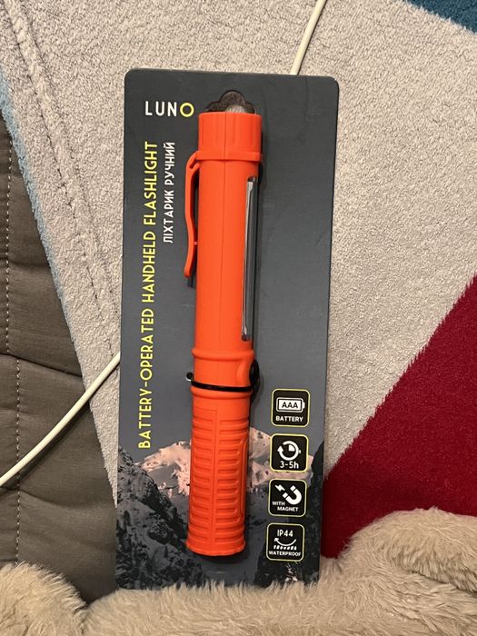 Lanternă portabilă LUNO pe baterii AAA – cu magnet, rezistentă la apă