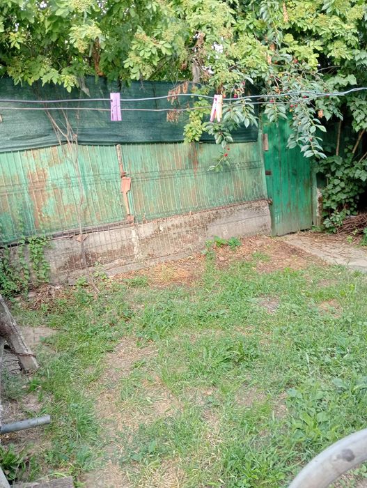 De vânzare teren intravilan cu o casă demolabilă.