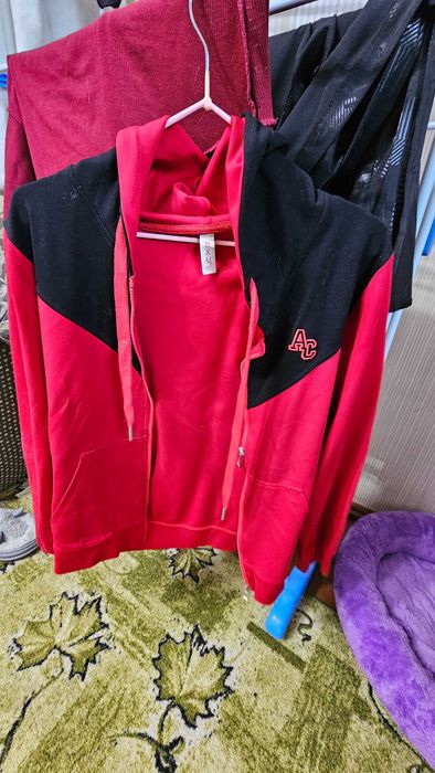 Стильное зип-худи в красно-черном цвете