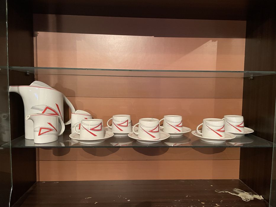 Порцеланов сервиз с чаши и кана