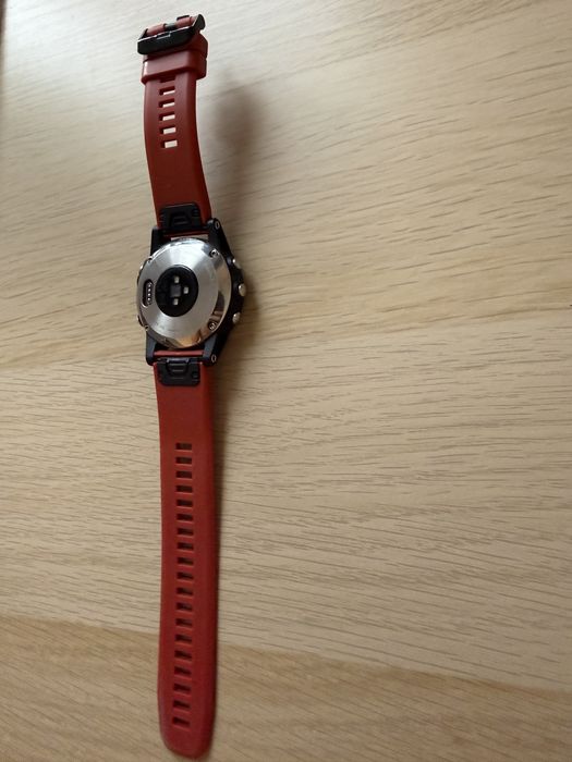 Ceas Garmin FENIX 5s cu curea de cauciuc rosie.