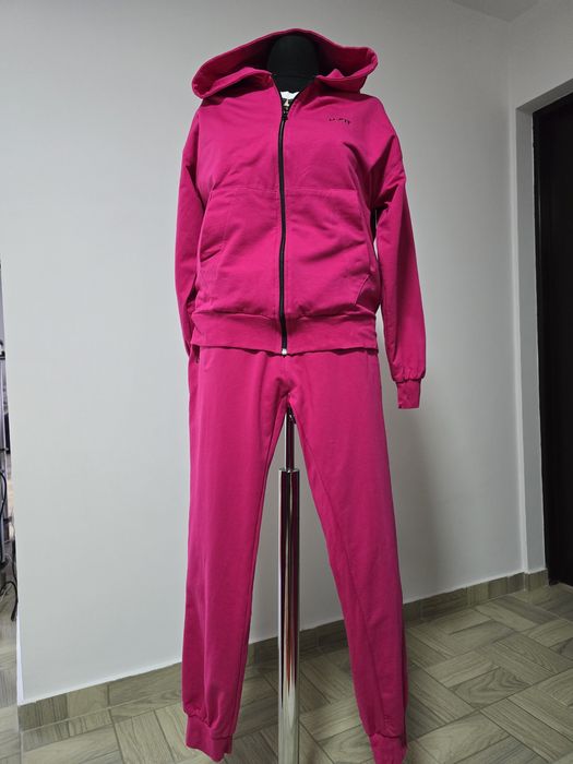 Trening dama fucsia, model cu hanorac cu gluga , buzunare laterale