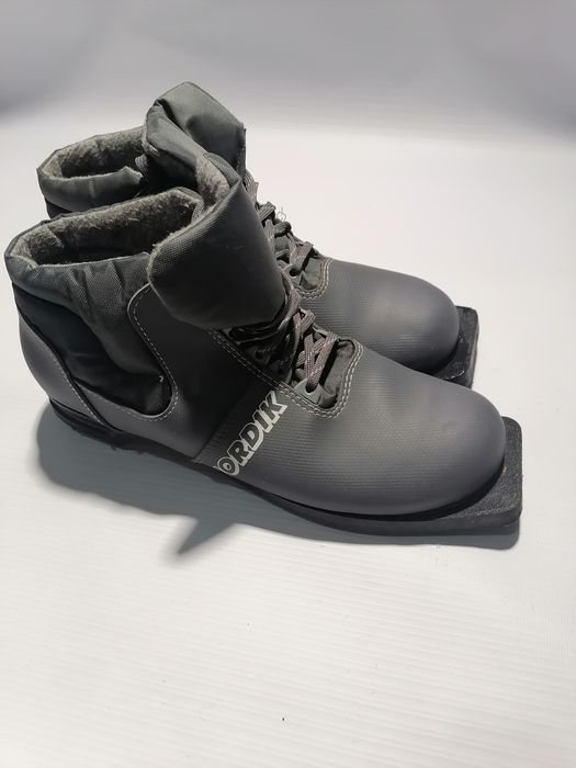 Лыжные беговые ботинки