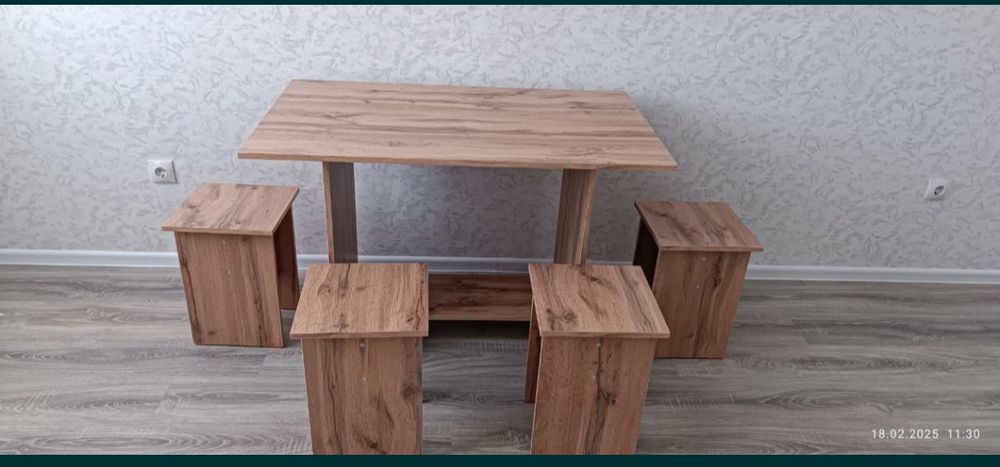 Стол с табуретками кухонный