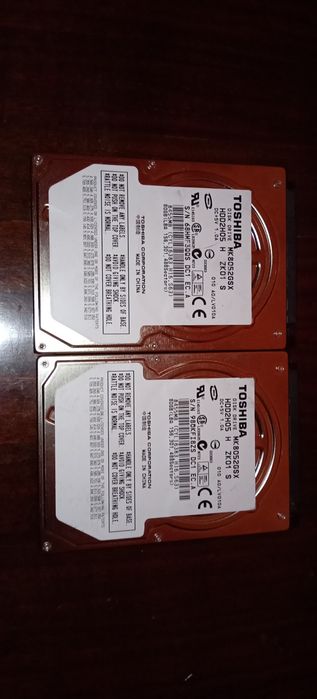 Vând 2 Hard Disk-uri HDD2H05 Toshiba