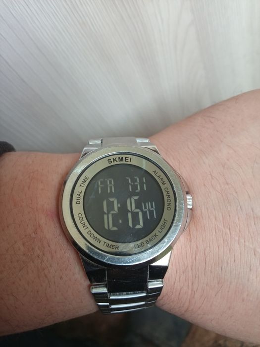 Часы Skimei серебряного цвета