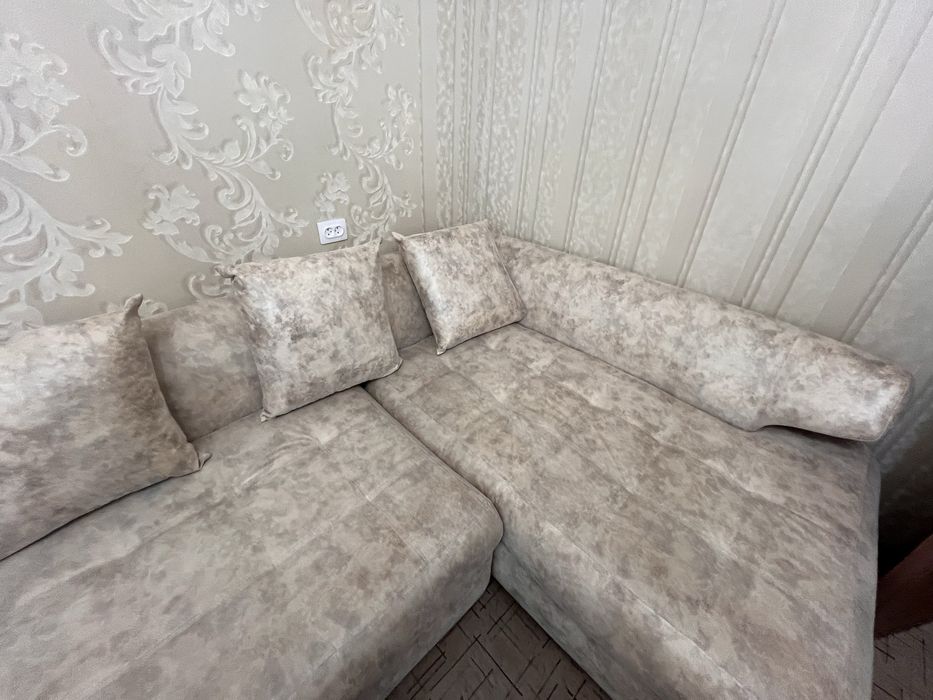 Продам угловой диван для гостиной