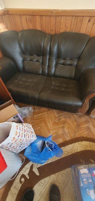 Canapea fixă și fotoliu .