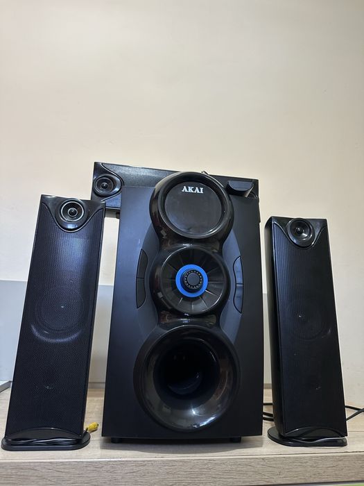 Vând sistem audio Akai SS028A-3208C, 3.1, bluetooth, radio FM negru