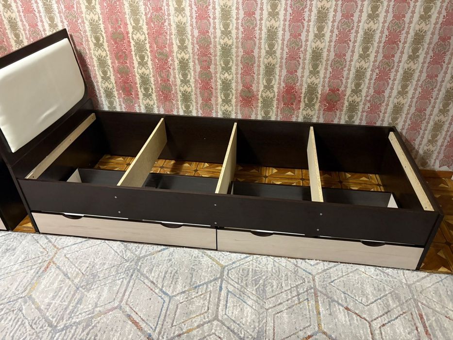 Кровать без матраса