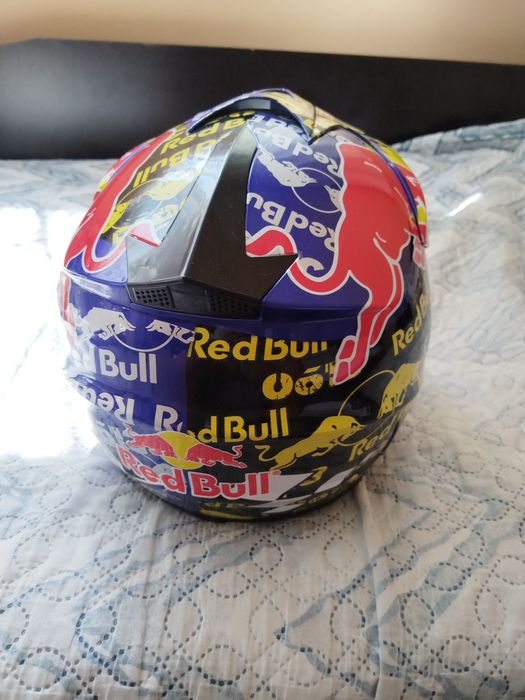 Продавам Red Bull каска