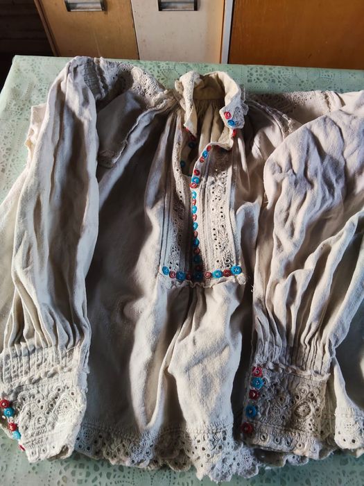 Vând costum național