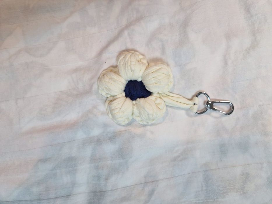 Вязанные брелоки цветы