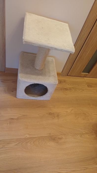 Къщичка за котка с драскалка