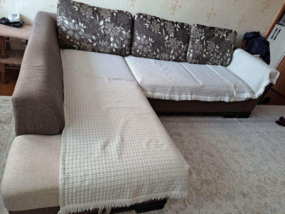Продам Угловой диван сосояние среднее  самовывоз