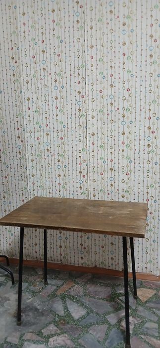 Продам стол маленький
